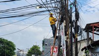 Pemprov DKI secara bertahap merelokasi kabel yang semrawut dengan menanam di bawah tanah.