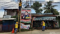Petugas memperbaiki kabel semrawut di kawasan Pesanggrahan, Jakarta Selatan, Kamis (30/3/2023).