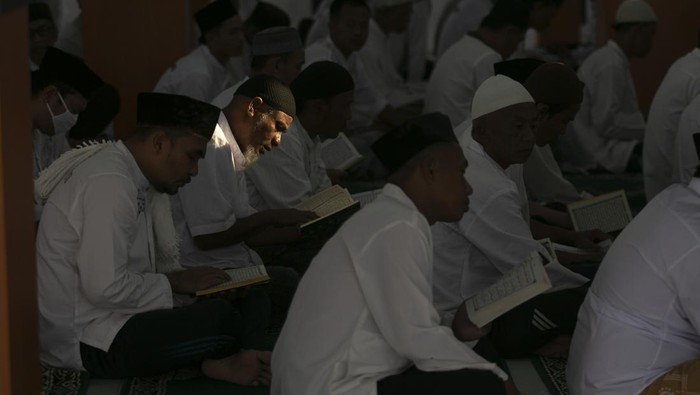 Warga Binaan Pemasyarakatan (WBP) membaca Al Quran di Lapas Kelas IIB Indramayu, Jawa Barat, Kamis (30/3/2023). Lapas Kelas IIB Indramayu menggelar berbagai kegiatan keagamaan selama bulan Ramadhan, seperti Pesantren Kilat, lomba membaca Iqra dan tadarus Al Quran untuk meningkatkan keimanan dan ketaqwaan warga binaan. ANTARA FOTO/Dedhez Anggara./rwa.