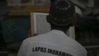 Warga Binaan Pemasyarakatan (WBP) membaca Al-Qur-an di Lapas Kelas IIB Indramayu, Jawa Barat, Kamis (30/3/2023).