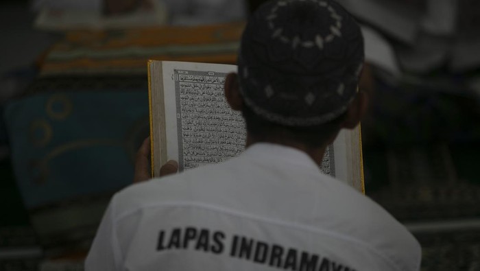Warga Binaan Pemasyarakatan (WBP) membaca Al Quran di Lapas Kelas IIB Indramayu, Jawa Barat, Kamis (30/3/2023). Lapas Kelas IIB Indramayu menggelar berbagai kegiatan keagamaan selama bulan Ramadhan, seperti Pesantren Kilat, lomba membaca Iqra dan tadarus Al Quran untuk meningkatkan keimanan dan ketaqwaan warga binaan. ANTARA FOTO/Dedhez Anggara./rwa.