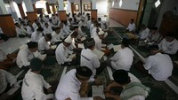 Sejumlah Warga Binaan Pemasyarakatan (WBP) membaca Al-Qur-an di Lapas Kelas IIB Indramayu, Jawa Barat, Kamis (30/3/2023).
