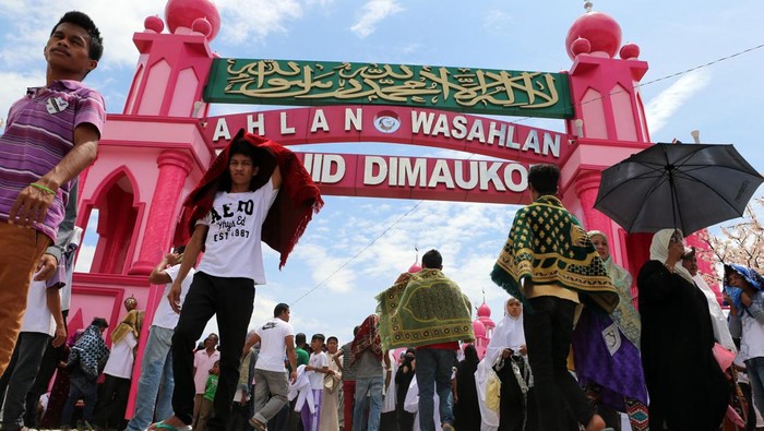Pesona Dimaukom, Masjid Serba Pink di Filipina MAGUINDANAO, PHILIPPINES - JUNE 27: Filipino Muslims seen outside a Mosque before they pray in the town of Datu Saudi town as Muslims begin fasting for Ramadan on June 27, 2014. Ramadan, observed by Muslims worldwide, is the ninth month of the Islamic lunar calender and is a holy month of fasting, prayer and recitation of the Quran. (Photo by Jeoffrey Maitem/Getty Images)