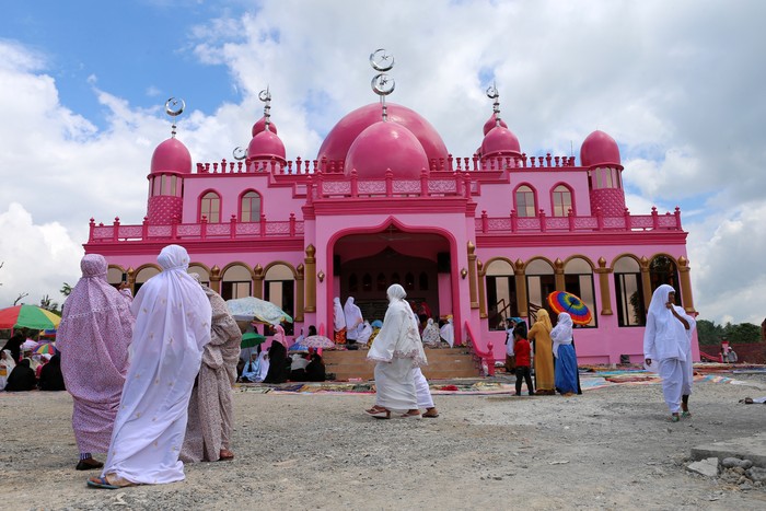 MAGUINDANAO, PHILIPPINES - JUNE 27:  Filipino Muslims seen outside a Mosque before they pray in the town of Datu Saudi town as Muslims begin fasting for Ramadan on June 27, 2014. Ramadan, observed by Muslims worldwide, is the ninth month of the Islamic lunar calender and is a holy month of fasting, prayer and recitation of the Quran.  (Photo by Jeoffrey Maitem/Getty Images)