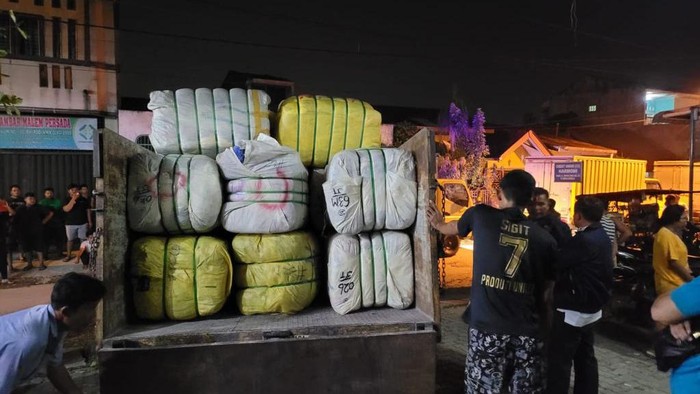 Polda Sumut saat menggerebek gudang pakaian bekas di Perumnas Simalingkar. (Foto: Dok Polda Sumut)