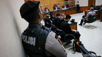 Sidang digelar di ruang Kusuma Atmadja, di Pengadilan Negeri Jakarta Barat. Sidang dipimpin Jon Sarman Saragih sebagai ketua majelis hakim.  