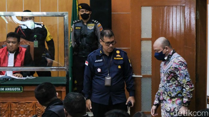 Polisi berjaga di ruang sidang tuntutan Irjen Teddy Minahasa di PN Jakbar, Jalan Letjen S Parman, Jakarta, Kamis (30/3/2023).