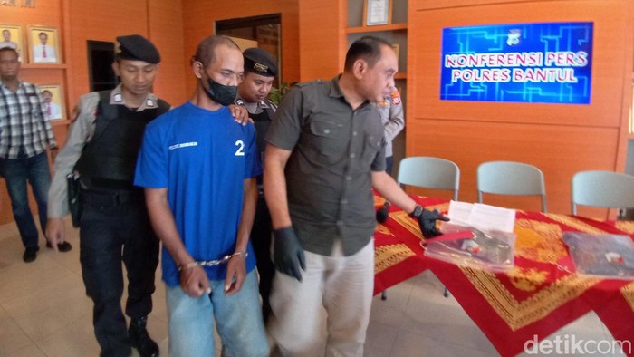 Polisi menggelandang pelaku pencurian motor di Srandakan, Bantul, Rabu (30/3/2023).