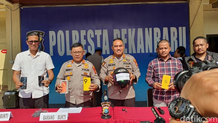 Polisi menunjukkan barang bukti.