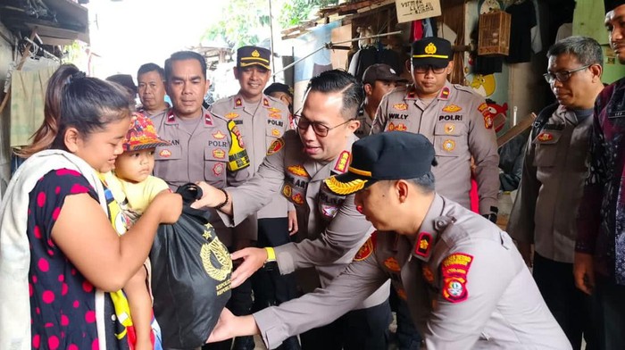 Polisi menyalurkan bansos Kapolri Jenderal Listyo Sigit Prabowo ke korban kebakaran di Guntur, Setiabudi, Jaksel.