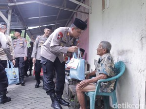 Polres Bojonegoro Blusukan Bagi Paket Sembako Jelang Berbuka