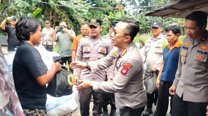 Polres Jaksel salurkan bansos dari Kapolri di Pancoran, Jaksel.