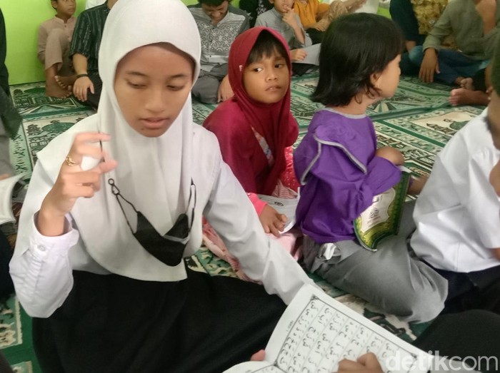 Potret belajar huruf Alquran para siswa tuna rungu di SLBN 2 Indramayu