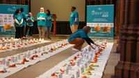 Sementara itu relawan menyiapkan sajian untuk berbuka puasa di dalam gereja.  