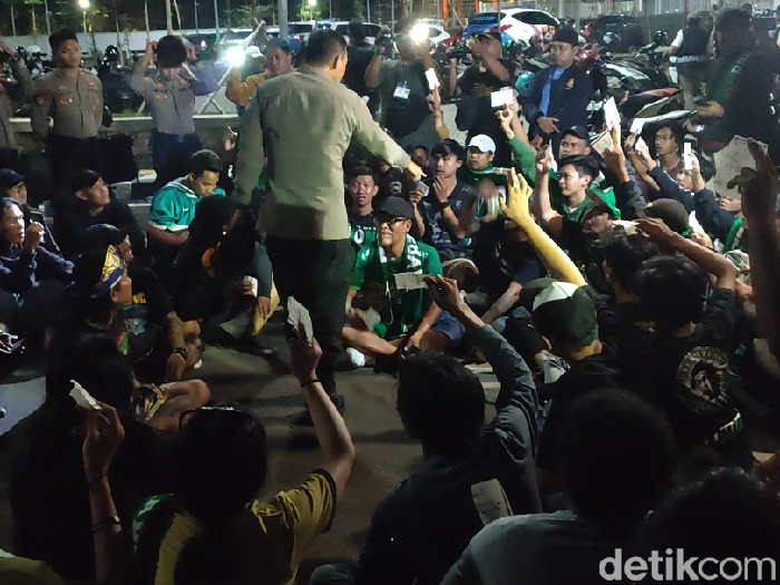 Potret pengamanan di luar arena Stadion Jatidiri saat laga PSIS vs Persebaya, Rabu (29/3/2023) malam.
