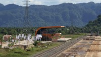 Jalur kereta ini telah diresmikan Presiden Joko Widodo pada Rabu (29/3).  