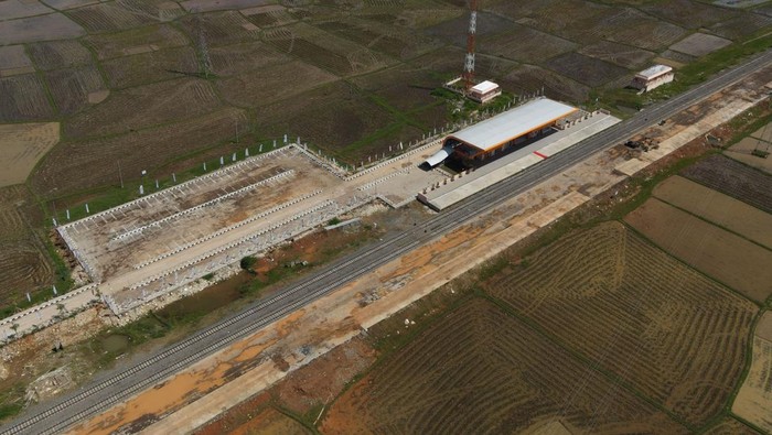 Suasana Stasiun Kereta Api Rammang-Rammang di Kabupaten Maros, Sulawesi Selatan, Kamis (30/3/2023). Jalur Kereta Api Makassar-Parepare rute Maros-Barru sepanjang 80 kilometer resmi beroperasi usai diresmikan Presiden Joko Widodo pada Rabu (29/3). ANTARA FOTO/Arnas Padda/nym.
