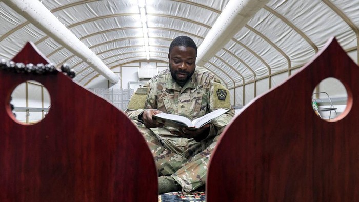 Potret Tentara Muslim AS Jalani Ramadan di Pangkalan Militer Kuwaiti Muslim cleric Mohammad al-Naqwi gives a sermon before US army soldiers before the fast-breaking