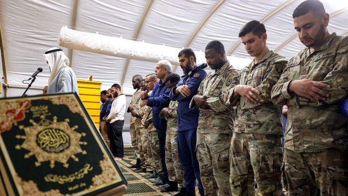Kuwaiti Muslim cleric Mohammad al-Naqwi gives a sermon before US army soldiers before the fast-breaking 