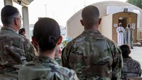 Ulama Muslim Kuwait Mohammad al-Naqwi memberikan khotbah di hadapan tentara AS sebelum makan buka puasa. Kegiatan pengajian pun mereka ikuti.
