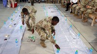 Sejumlah tentara AS menyiapkan air mineral dan sejumlah makanan ringan lainnya untuk buka puasa di Kamp AS Arifjan.