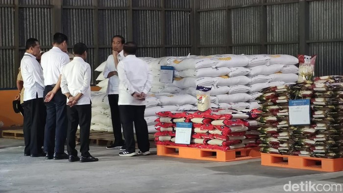 Presiden Jokowi mengunjungi gudang Bulog di Maros, Sulsel.