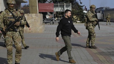 Presiden Zelenskyy Lanjutkan Kunjungannya ke Garis Depan Perang Ukraina