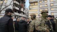 Zelenskyy bertemu dengan pejabat dan masyarakat lokal di dua kota di wilayah tersebut dan dengan penjaga perbatasan di lokasi yang dirahasiakan di dekat perbatasan dengan Rusia.  