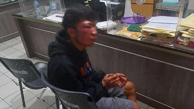 Pria diduga pemotor yang terobos iring-iringan Jokowi di Makassar.