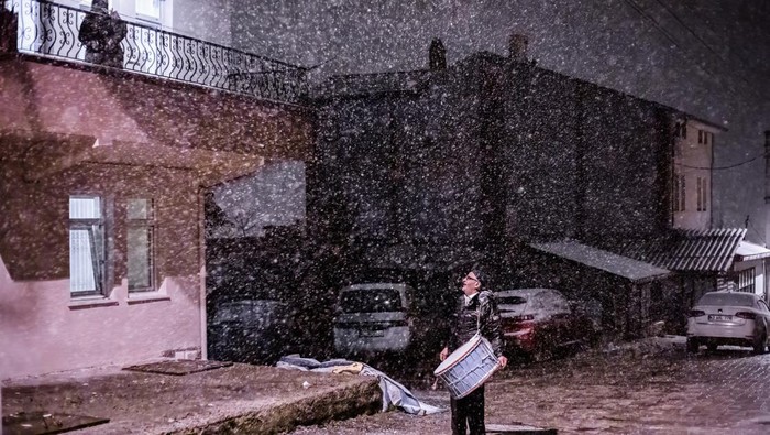 Pria Ini Tabuh Genderang di Tengah Salju untuk Bangunkan Sahur TAVANL, KΓΌTAHYA, TURKEY - 2023/03/29: HΓΌseyin GΓΆkmen, who is 53-years-old, lives in ΓukurkΓΆy and beats a drum around the village to wake up the villagers for Sahur during Ramadan. Sahur is the meal that Muslims consume before their fast starts during the holy month of Ramadan. Since 1995, HΓΌseyin GΓΆkmen has roamed around his village to wake up his neighbors during Ramadan before sunrise. Also, during Ramadan, GΓΆkmen temporarily closes his artisan restaurant. Hence, his only source of income during Ramadan comes from the tips given him by the villagers. (Photo by Mehmet MalkoΓ§/SOPA Images/LightRocket via Getty Images)