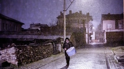 Pria Ini Tabuh Genderang di Tengah Salju untuk Bangunkan Sahur