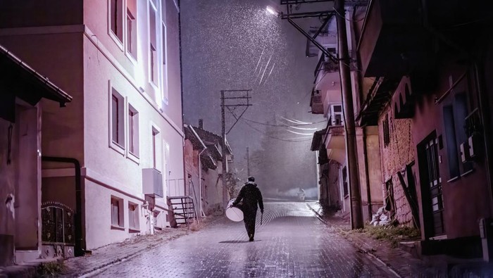Pria Ini Tabuh Genderang di Tengah Salju untuk Bangunkan Sahur TAVANL, KΓΌTAHYA, TURKEY - 2023/03/29: HΓΌseyin GΓΆkmen, who is 53-years-old, lives in ΓukurkΓΆy and beats a drum around the village to wake up the villagers for Sahur during Ramadan. Sahur is the meal that Muslims consume before their fast starts during the holy month of Ramadan. Since 1995, HΓΌseyin GΓΆkmen has roamed around his village to wake up his neighbors during Ramadan before sunrise. Also, during Ramadan, GΓΆkmen temporarily closes his artisan restaurant. Hence, his only source of income during Ramadan comes from the tips given him by the villagers. (Photo by Mehmet MalkoΓ§/SOPA Images/LightRocket via Getty Images)