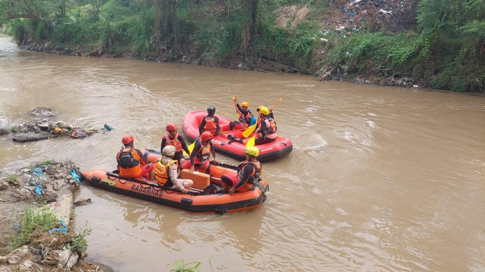 Proses evakuasi bocah tenggelam di Tembung, Deli Serdang. (Foto: Istimewa)