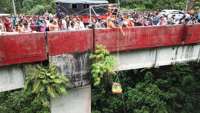 Proses evakuasi korban yang jatuh di Kelok 9