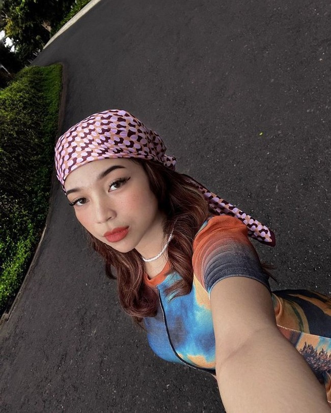 Putri Anjani belakangan berhasil mencuri atensi usai kemunculannya sebagai bintang tamu di acara FYP TRANS7. Ketika menjadi bintang tamu Putri mengungkapkan bahwa banyak yang menyebutnya memiliki kemiripan dengan Nikita Willy dan Rossa. Foto: Instagram/@anjanyjrw