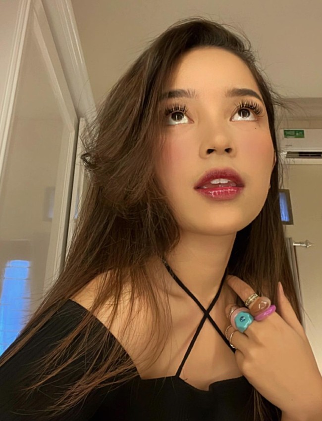 Dalam unggahan-unggahan fotonya di Instagram Putri selalu terlihat tampil sylish. Ia tampaknya juga gemar merias wajahnya dengan makeup. Foto: Instagram/@anjanyjrw