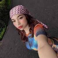Putri Anjani belakangan berhasil mencuri atensi usai kemunculannya sebagai bintang tamu di acara FYP TRANS7. Ketika menjadi bintang tamu Putri mengungkapkan bahwa banyak yang menyebutnya memiliki kemiripan dengan Nikita Willy dan Rossa. Foto: Instagram/@anjanyjrw