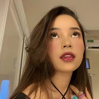 Dalam unggahan-unggahan fotonya di Instagram Putri selalu terlihat tampil sylish. Ia tampaknya juga gemar merias wajahnya dengan makeup. Foto: Instagram/@anjanyjrw