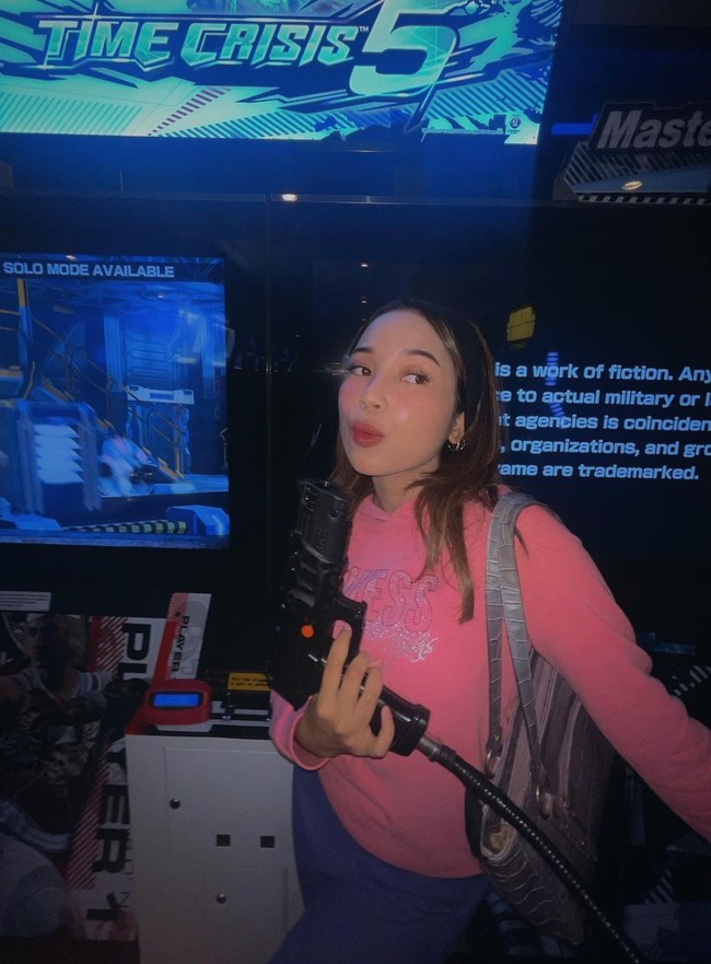 Mengikuti jejak sang ayah, Putri Anjani juga sudah mulai terjun ke dunia entertain. Walaupun belum memiliki peran yang besar, namun wajahnya sudah pernah muncul beberapa kali di layar kaca. Foto: Instagram/@anjanyjrw