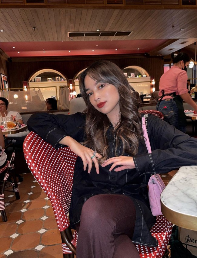 Putri Anjani sendiri merupakan anak dari komedian Jarwo Kwat yang lahir pada 8 Juni 2000. Sebentar lagi dirinya akan berulang tahun yang ke-23. Foto: Instagram/@anjanyjrw