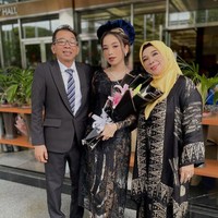 Jarang tersorot, rupanya Jarwo Kwat memiliki seorang putri yang sudah beranjak dewasa. Melalui akun Instagram pribadinya, sang anak, Putri Anjani, kerap membagikan foto-fotonya. Foto: Instagram/@anjanyjrw