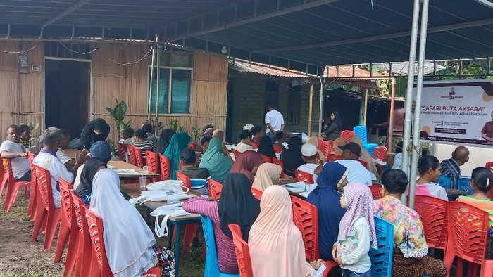 Relawan pendukung Ganjar Pranowo yang tergabung Orang Muda Ganjar (OMG) cabang Ende menggelar program pemberantasan buka aksara perkotaan.