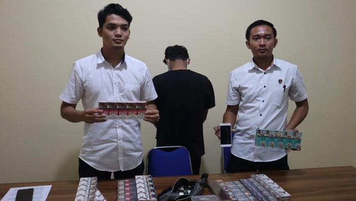 Remaja berinisial HN saat diamankan polisi lantaran mencuri di warung milik ibu kandungnya