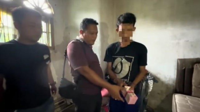 Remaja yang diamankan karena hendak membeli motor dengan uang mainan saat menunjukkan barang bukti. (Istimewa)