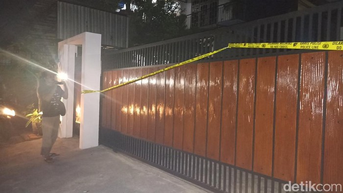 Rumah Bayu Walker tim IT Wahyu Kenzo di Tulungagung disegel polisi