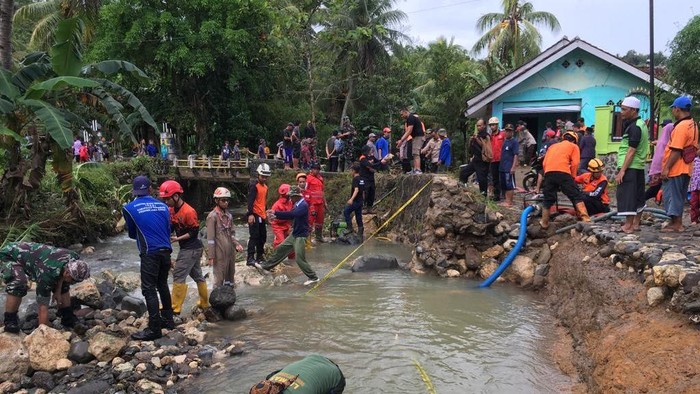 Rumah Sutendi, Kades Tarisi Sukabumi yang jadi korban banjir bandang