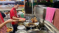 Selain mie Aceh mereka juga menjual berbagai jenis makanan pedamping tentunya dengan bumbu khas Aceh. Seperti nasi goreng, es teh tarik hingga ayam tangkap. Foto: detikFood