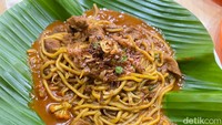 Kalau suka Mie Aceh yang autentik wajib pesan Mie Daging Sapinya. Mie disajikan dengan kuah kental yang berempah, tampilannya sekilas mirip seperti mie nyemek. Foto: detikFood