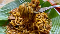 Topping daging sapinya pun royal, dan porsi mienya mengenyangkan. Dengan tekstur kenyal mie yang tidak terlalu lembek, dipadukan dengan tambahan kerupuk dan emping yang menambah rasa sedap dari hidangan ini. Foto: detikFood