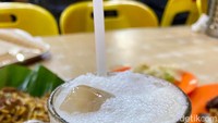 Puas menyantap aneka makanan di sana, bisa ditutup dengan segelas es teh tarik khas Aceh yang tak terlalu manis, atasnya berbuih tapi tetap creamy harganya hanya Rp 15.000 saja. Foto: detikFood
